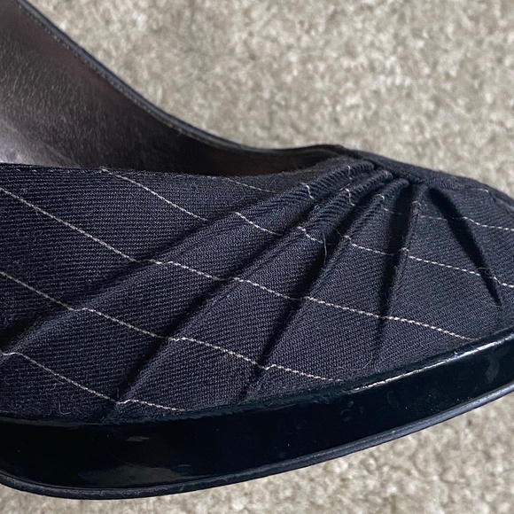 Steve Madden Black and Tan Pinstripe Material Open-Toes Pumps, Size 8 - Picture 4 of 9